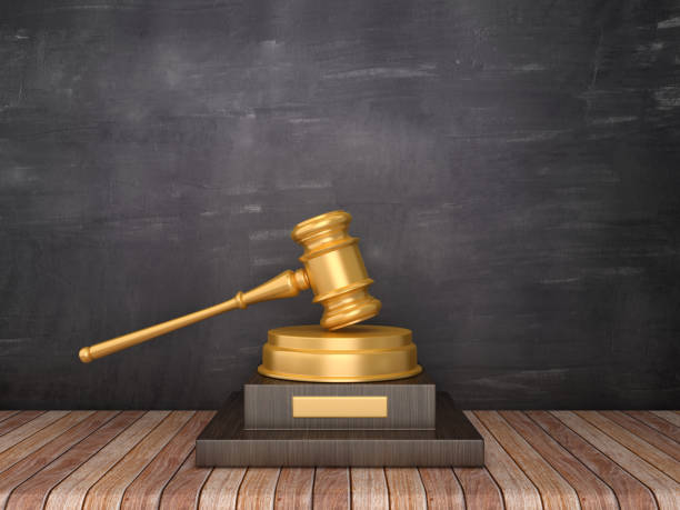trofeo con martello su pavimento in legno - sfondo lavagna - rendering 3d - court legal system justice gavel foto e immagini stock