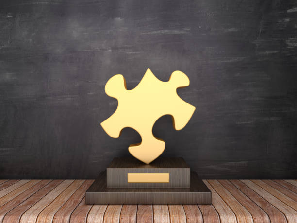 trophée avec pièce de jigsaw sur le plancher en bois - fond de tableau - rendu 3d - puzzle part of gold jigsaw piece photos et images de collection