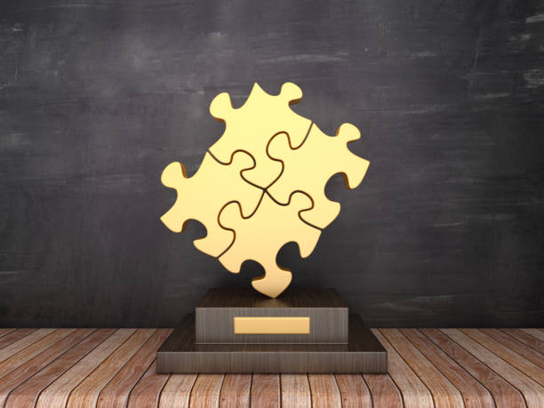 trophée avec des pièces de puzzle sur le plancher en bois - fond de tableau - rendu 3d - puzzle part of gold jigsaw piece photos et images de collection