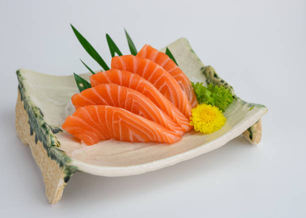 geschnittene rohe lachs sashimi auf teller - sashimi stock-fotos und bilder