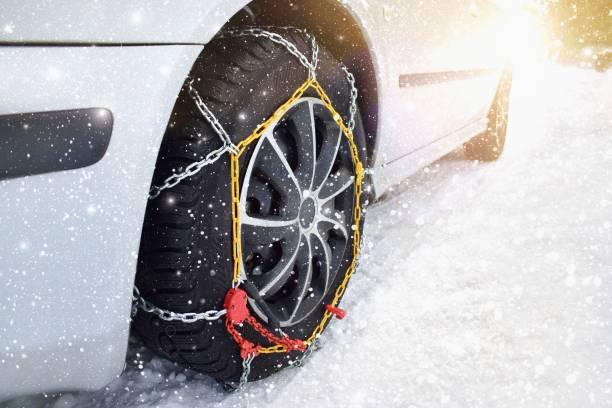 автомобиль с цепями шин зимой - frozen ice sky sun стоковые фото и изображения