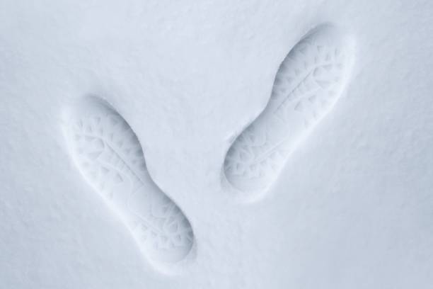 отпечатки ног человека в свежем снегу - snow track human foot steps стоковые фото и изображения