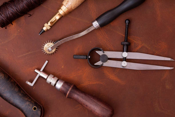 herramientas de artesanía de cuero - leather belt sewing hide fotografías e imágenes de stock