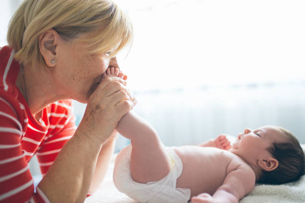 avós que amam o toque - baby grandparent newborn grandmother - fotografias e filmes do acervo