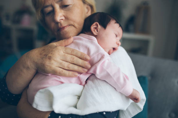 l'amore non ha limiti - baby grandparent newborn grandmother foto e immagini stock