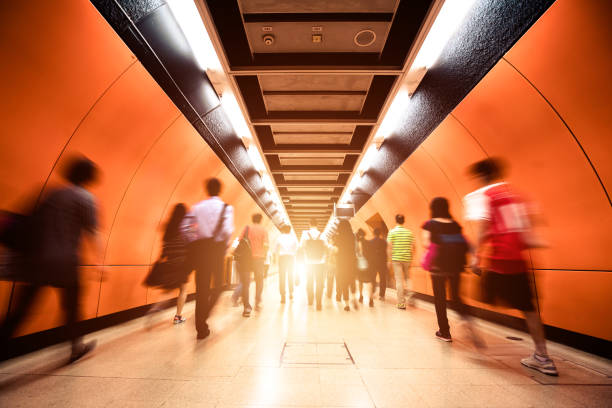 hong kong u-bahn-umsteige, menschen sind umsteigen - trail subway platform speed people stock-fotos und bilder