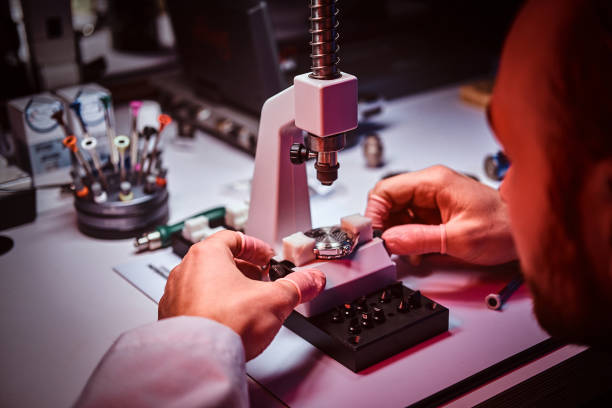 maduro relojero está trabajando en su propio estudio. - watchmaking fotografías e imágenes de stock