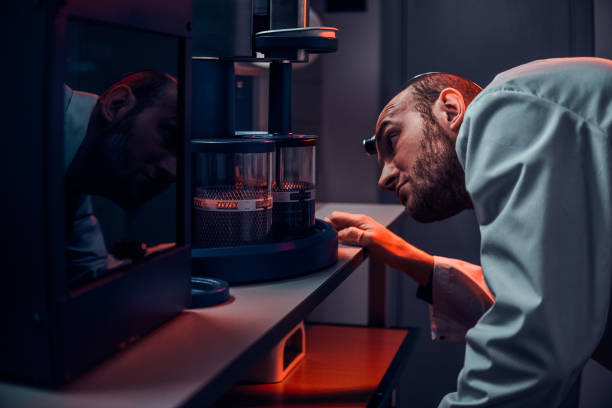 relojero de gastos de miras está trabajando con autoclave en su propio estudio - watchmaking fotografías e imágenes de stock