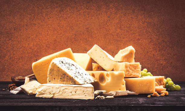 différents types de fromage sur le fond noir de table en bois - 3445 photos et images de collection