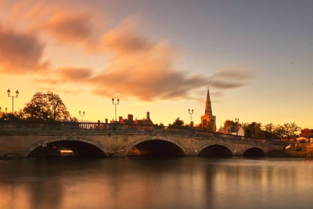 Bedford Town Bridge at Sunset Reflections at sunset on the tranquil water of the River Great Ouse at Bedford Town Bridge, Bedfordshire, England, UK. The spire of St Paul's Church, Bedford can be seen in the background ouse river photos stock pictures, royalty-free photos & images