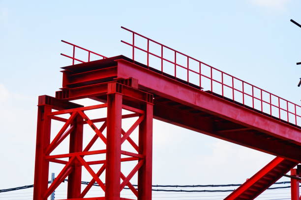 edificio in acciaio rosso - bridge incomplete construction building activity foto e immagini stock