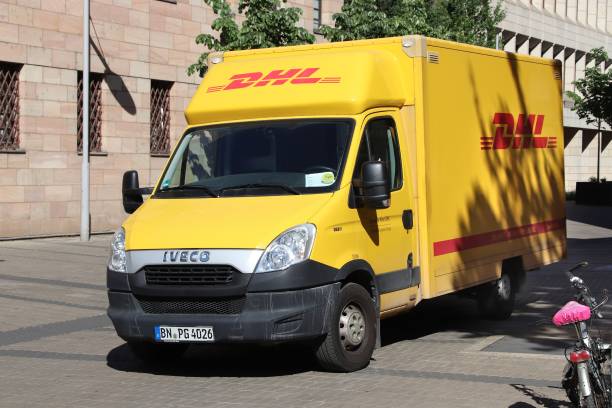 dhl lieferung - messenger deutsche post ag package germany stock-fotos und bilder