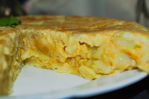 widok z boku tortilla de patatas pokrojone, można zobaczyć wnętrze - tortilla de patatas zdjęcia i obrazy z banku zdjęć