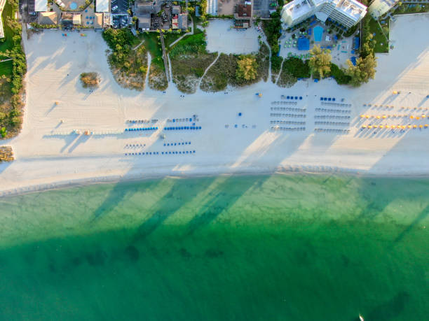 vista aérea de la playa y los resorts de st durante el amanecer - san petersburgo fotografías e imágenes de stock