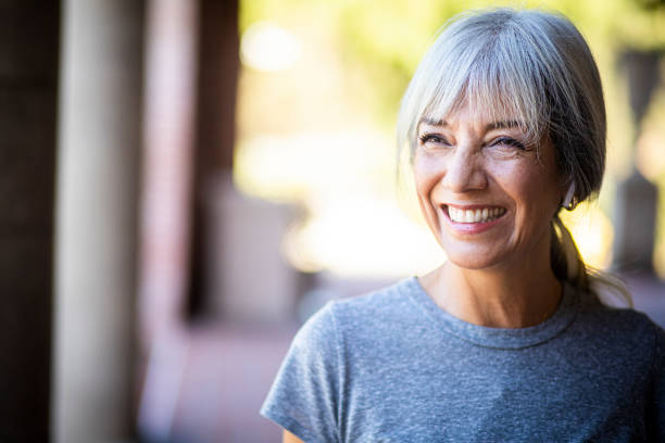 femme aîné de sourire pendant l'entraînement - cheveux blancs photos et images de collection