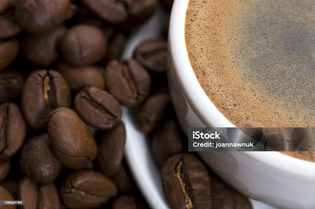 Taza de café con granos - Foto de stock de Bebida libre de derechos