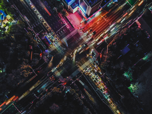 夜のシティストリート交差点のドローンショット - taxi transportation motion city ストックフォトと画像
