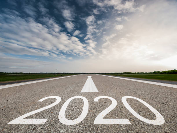 condução para o próximo 2020 na estrada de asfalto vazio - opportunity road sign highway - fotografias e filmes do acervo