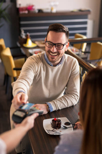 istock Couple in a restaurant, paying check with credit card 1185712676