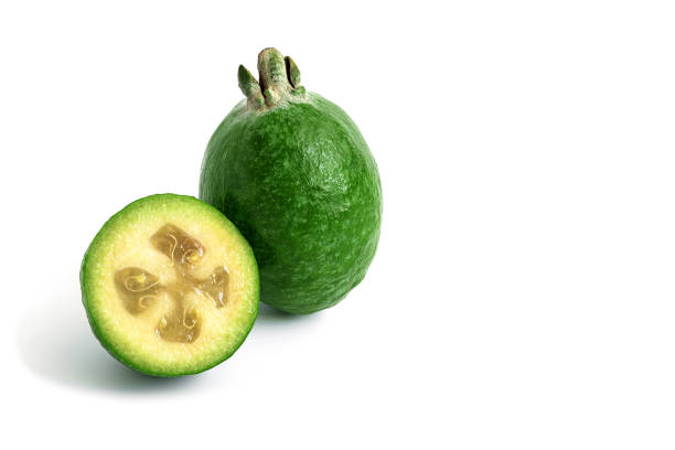 feijoa verde fresco sobre un fondo blanco, aislado. fruta tropical feijoa entera y mitad. - feijoas ripe fruit iodine fotografías e imágenes de stock