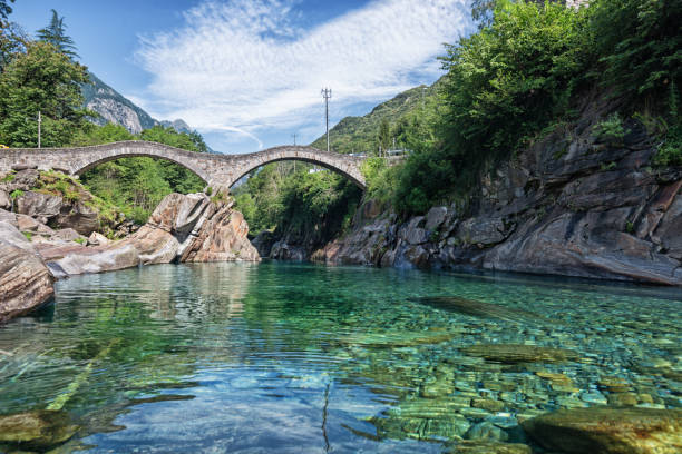 puente de piedra ponte des salti sobre el río verzasca en suiza - riverbed switzerland valley stone fotografías e imágenes de stock