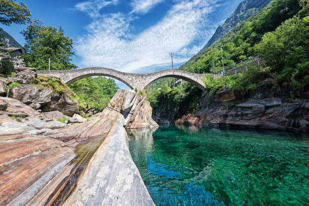 puente de piedra ponte des salti sobre el río verzasca en suiza - riverbed switzerland valley stone fotografías e imágenes de stock