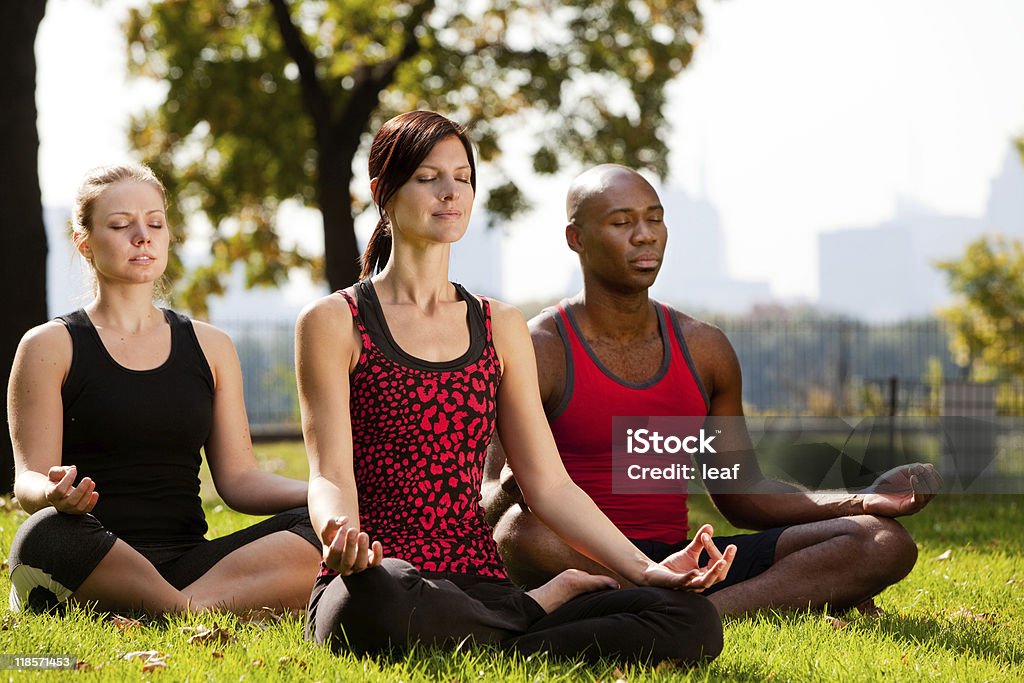 Stadtpark-Yoga - Lizenzfrei Menschengruppe Stock-Foto