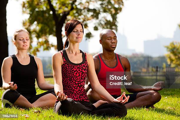 Stadtparkyoga Stockfoto und mehr Bilder von Menschengruppe - Menschengruppe, Im Freien, Yoga
