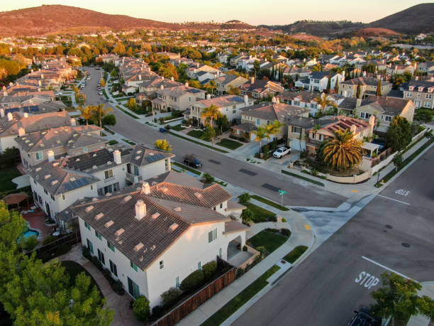 vista aérea de la subdivisión residencial moderna durante la puesta del sol - hill green california grass fotografías e imágenes de stock