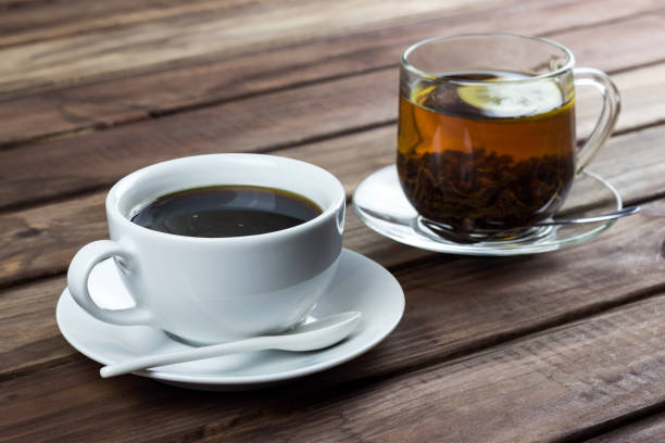 taza de té con limón y una taza de café sobre una superficie de madera, la elección entre café y té - tea fotografías e imágenes de stock