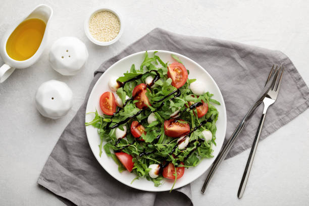 caprese fresco da salada no fundo branco. vista superior - mozzarella salad caprese salad olive oil - fotografias e filmes do acervo