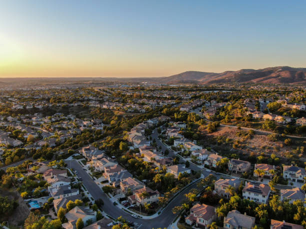 luftaufnahme der modernen wohnunterteilung bei sonnenuntergang - housing development development residential district aerial view stock-fotos und bilder