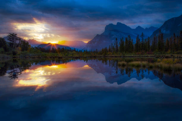 istock Vermillion Lakes Sunrise 1185719121