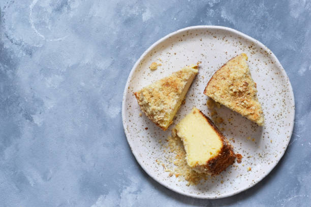 le gâteau au fromage classique est un dessert américain traditionnel. vue d'en haut. - cheesecake syrup cottage cheese cream photos et images de collection