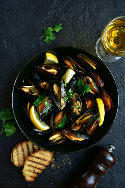 istock Boiled mussels with lemon and parsley 1185725010