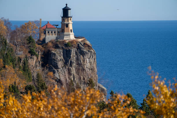 미네소타 노스 쇼어의 스플릿 록 등대 자연 프레임, 단풍으로 둘러싸인 - split rock lighthouse duluth lighthouse north shore 뉴스 사진 이미지