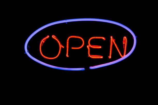 neon sign open on a black wall. - outdoor pursuit fotos imagens e fotografias de stock