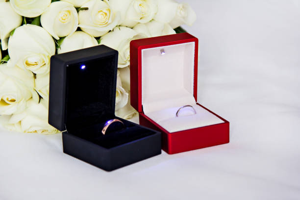 anéis de casamento em uma caixa - day gem ring open - fotografias e filmes do acervo