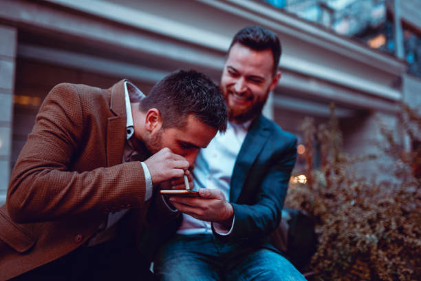 jóvenes empresarios ronquidos de cocaína después del trabajo - afterwork business fotografías e imágenes de stock