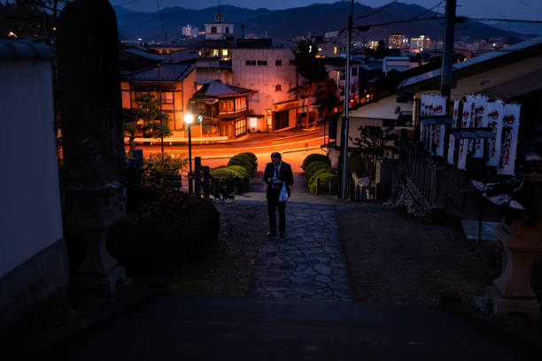 高山、東山歩行コース道路、暗い夜の寺院入り道を地元の日本人男性と共に日本 - single lane road stone night street ストックフォトと画像