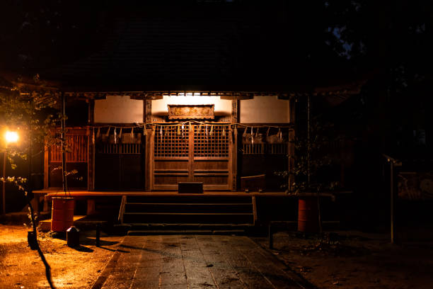 暗い夜に寺院のある高山の東山白山神社 - 神社 ストックフォトと画像