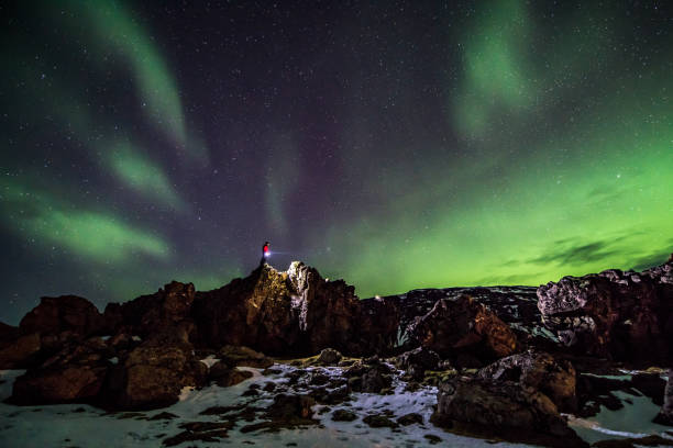 исландский зимний пейзаж с северным сиянием - aurora borealis iceland astronomy tranquil scene стоковые фото и изображения