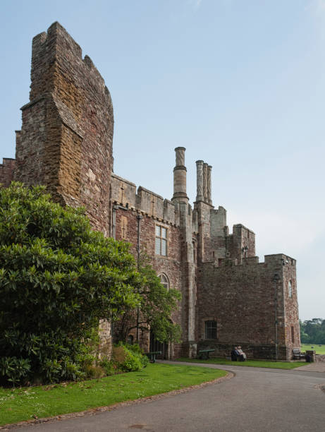 castelo de berkeley no condado de gloucestershire, inglaterra. construído para defender o estuário de severn e a fronteira galesa e local de renome do assassinato de eduardo ii em 1327 - reputed - fotografias e filmes do acervo