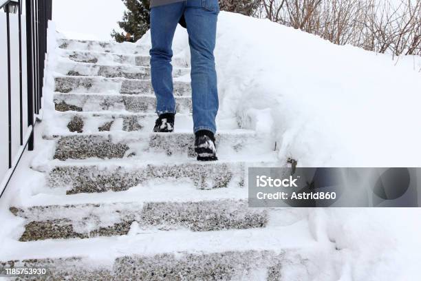 Im Winter Ist Es Gefährlich Eine Schneebedeckte Treppe Hinaufzugehen Stockfoto und mehr Bilder von Fallen