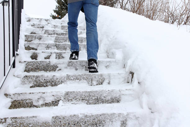 en hiver, il est dangereux de monter un escalier enneigé - slippery photos et images de collection