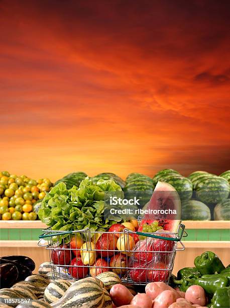 Supermercado Foto de stock y más banco de imágenes de Alimento - Alimento, Cebolla, Cesta de compras