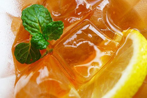 close up iced tea and lemon