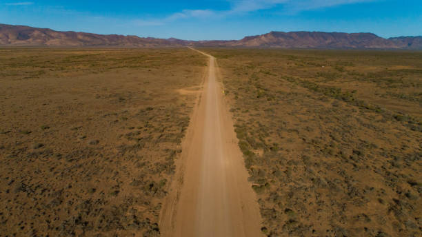 긴 비포장 도로 - town australia desert remote 뉴스 사진 이미지
