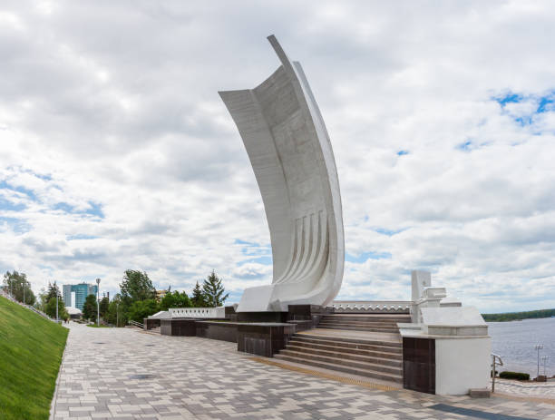 istock Stele Shallop on the Volga in Samara 1185778448