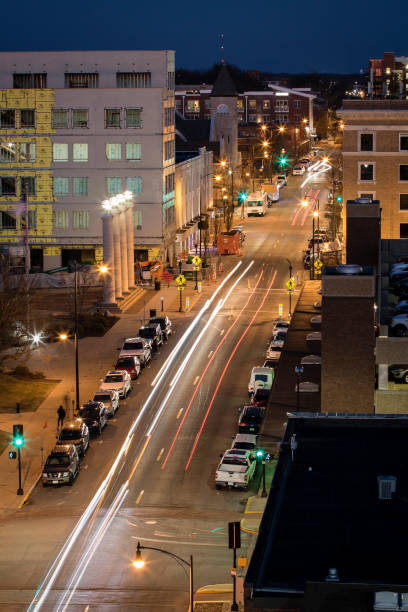 downtown columbia, missouri podczas zachodu słońca - columbia missouri zdjęcia i obrazy z banku zdjęć